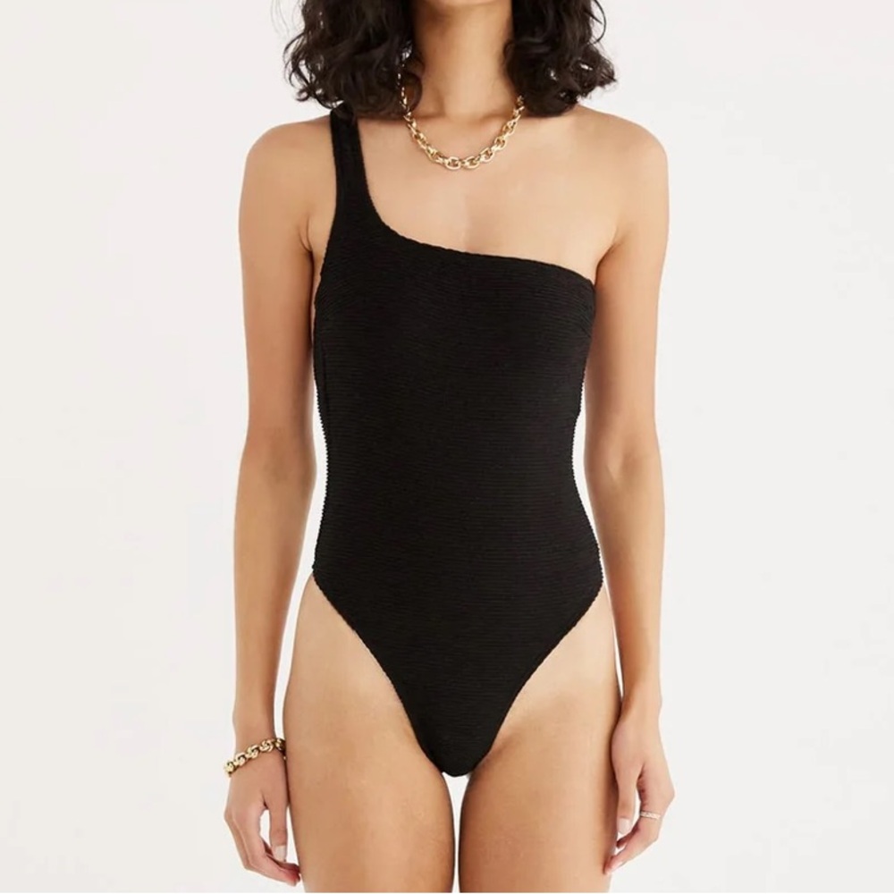 Rumer Cassidy maillot one shoulder one piece swim